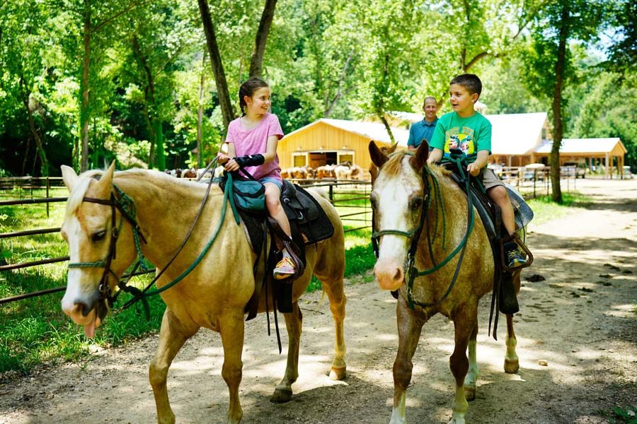 Dogwood-Canyon-Kids-on-Horse